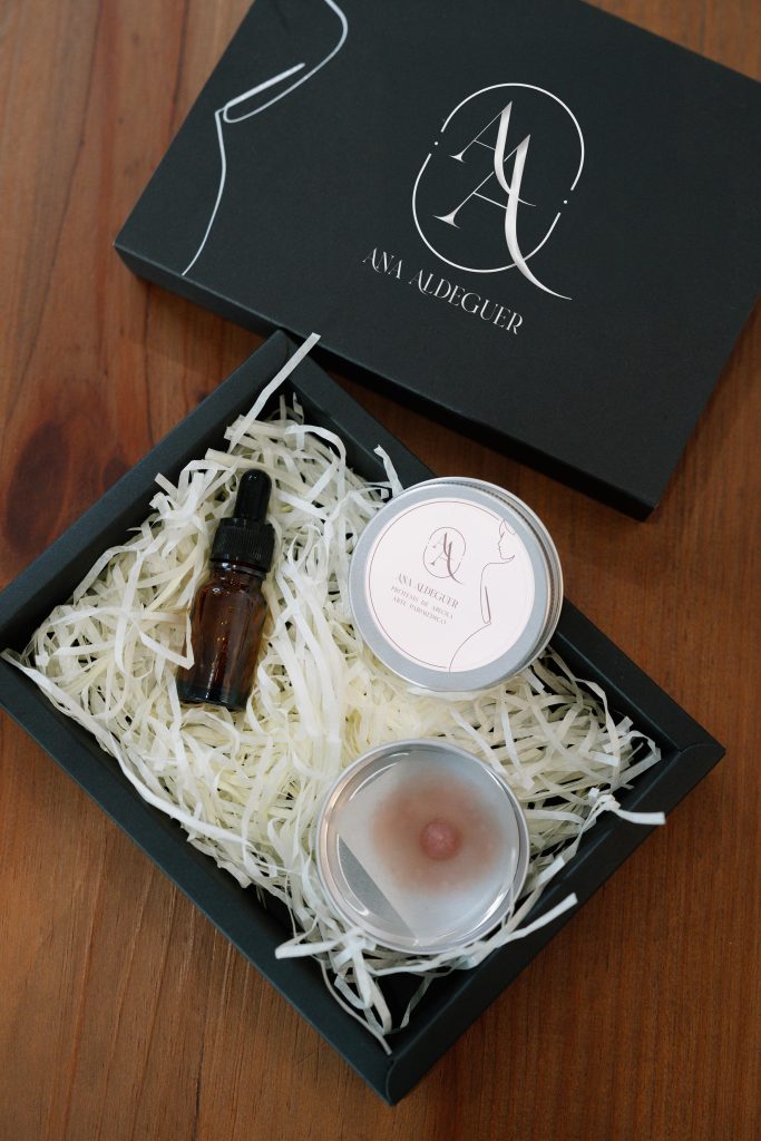 Caja de presentación con prótesis de areola estética.